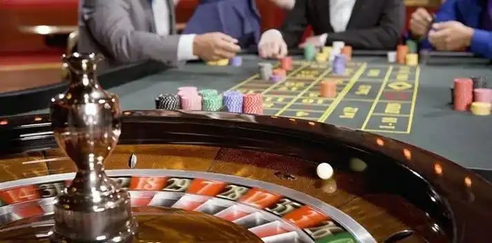 Layar pemilihan meja Speed Roulette dengan informasi batas taruhan dan dealer langsung